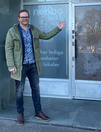 Jonas Andersson utanför lokalen