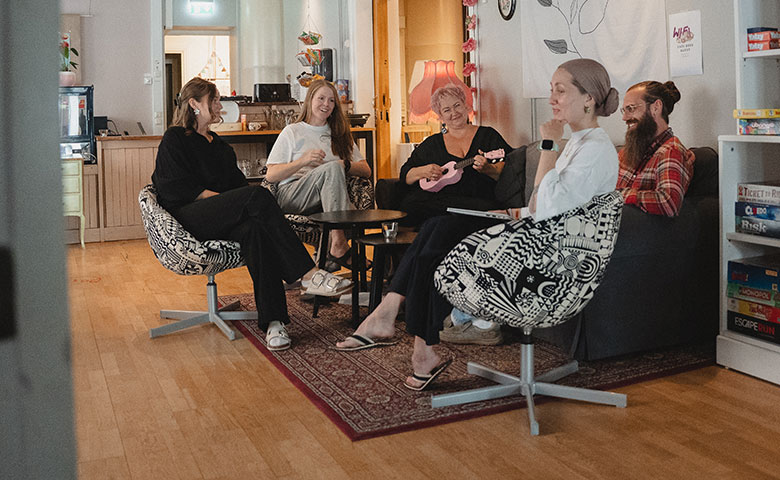 Personalen på Deed i soffan