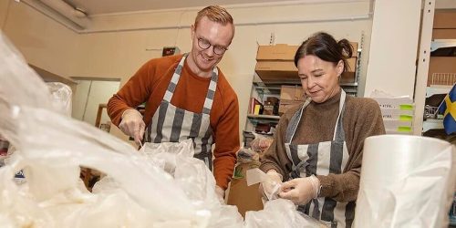 Följ med Malin och Simon under en dag som volontärer