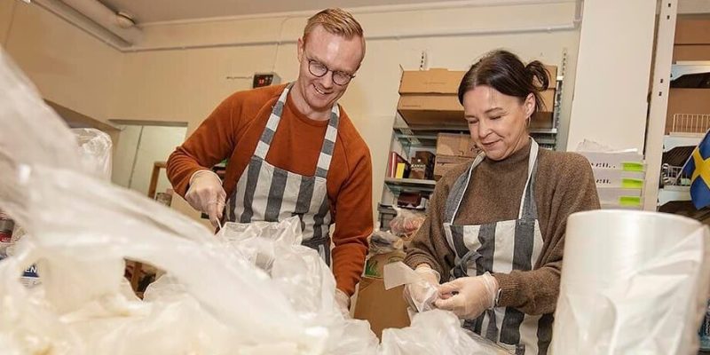 Följ med Malin och Simon under en dag som volontärer