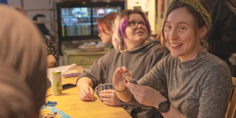 Gäster spelar brädspel, Café Deed