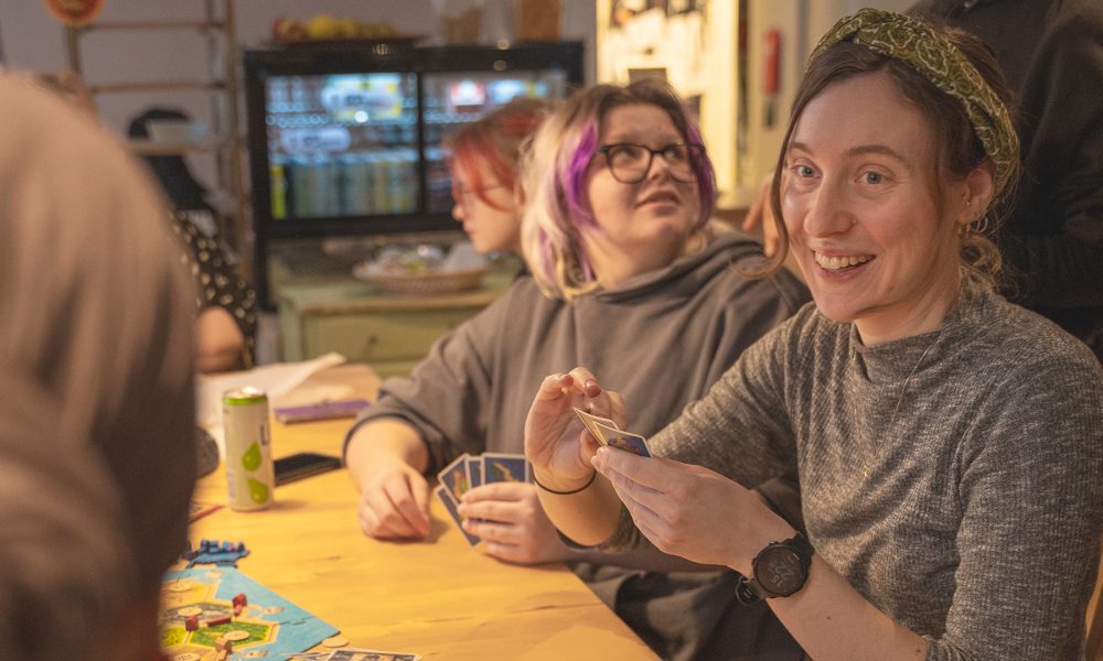 Gäster spelar brädspel, Café Deed
